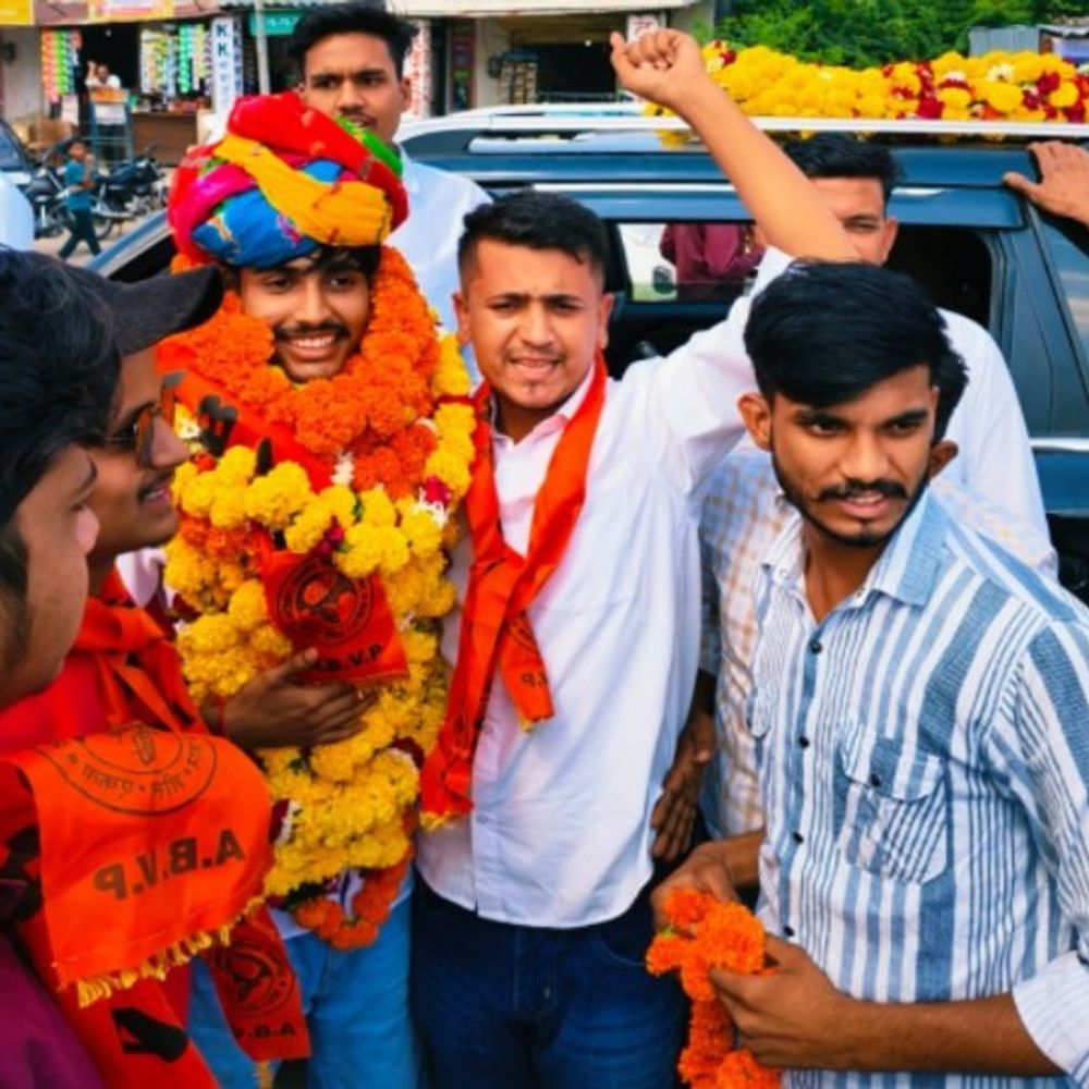 टोंक में जाकिर हुसैन कॉलेज अध्यक्ष कार्तिक का स्वागत:एबीवीपी कार्यकर्ताओ ने की आतिशबाजी, माला पहनाकर किया स्वागत