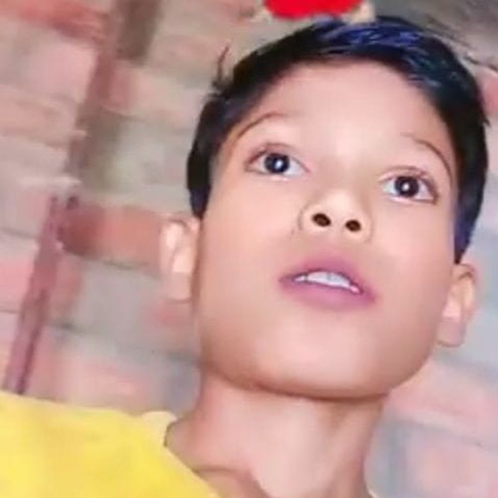 बांदा में मिट्टी का टीला ढहा, छात्र की मौत:घर की लिपाई-पुताई के लिए मिट्टी लेने गया था, महिला घायल