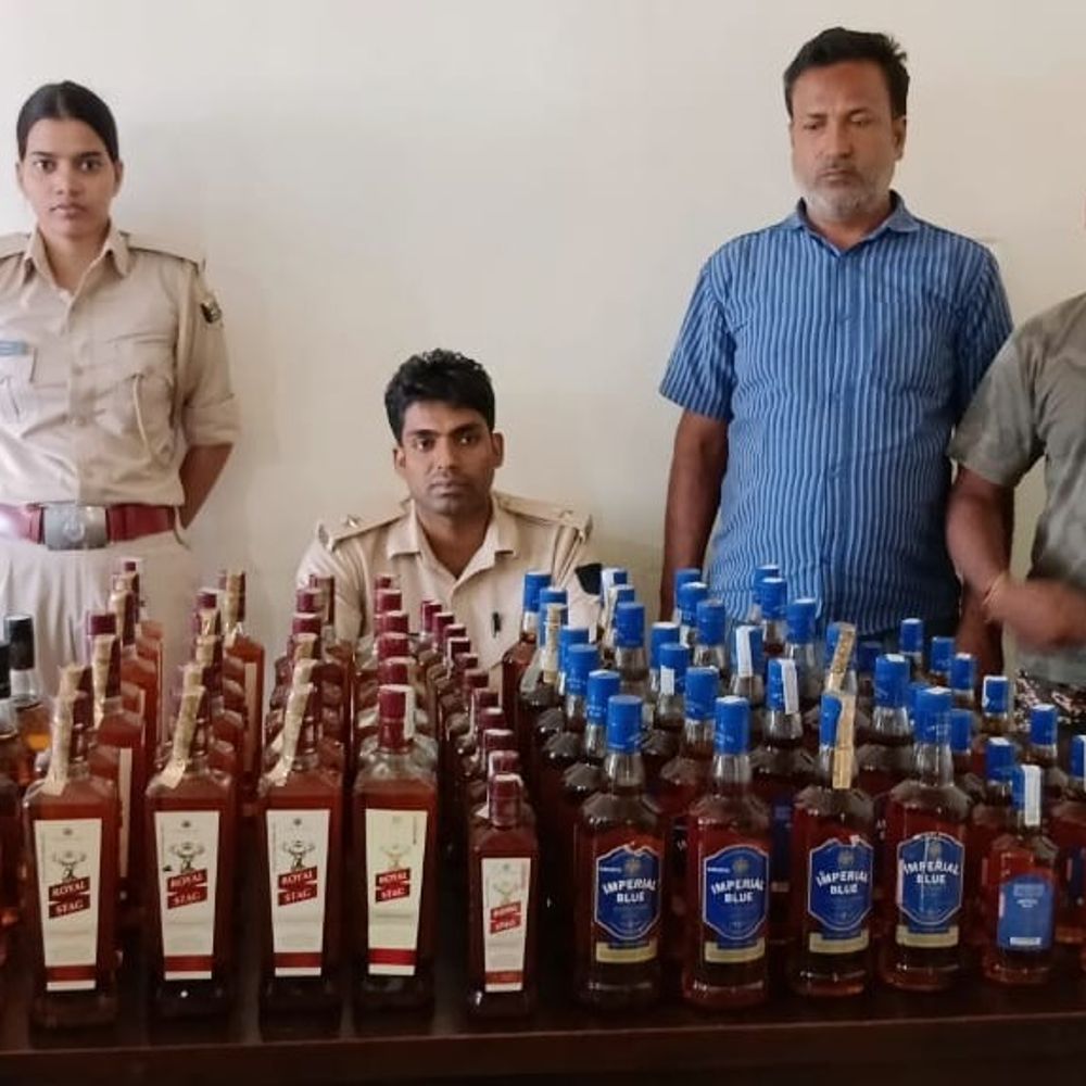 नवादा में 57 लीटर शराब के साथ तस्कर गिरफ्तार:सूचना मिलने पर सप्लायर के घर पर की छापेमारी, अलग-अलग दो जगहों पर हुई कार्रवाई