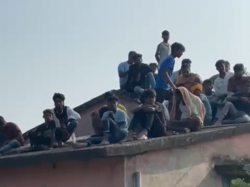 मोतिहारी में नाव पलटी, एक की मौत:सिकरहना नदी में तेज हवा की चपेट में आने से दुर्घटना, 15 लोग थे सवार