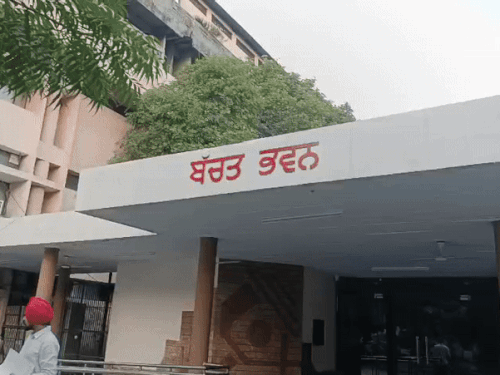 लुधियाना में पटाखा दुकानों के ड्रा निकालने की तैयारी:  बचत भवन के बाहर भारी संख्या में पुलिस तैनात, व्यापारियों में रोष – Ludhiana News