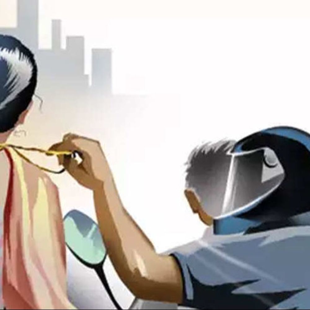 लखनऊ में घर के पास से महिला की चेन छीनी:शोर मचाया तो बाइक सवार बदमाश भागे, FIR दर्ज