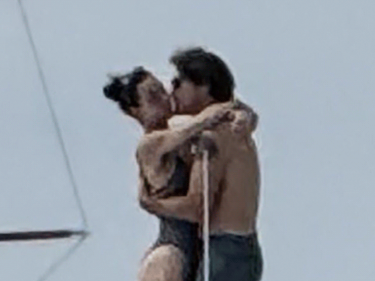 कैटी पेरी को किस करते दिखे जस्टिन ट्रूडो:कैलिफोर्निया में यॉट से फोटो वायरल, जुलाई में दोनों की डेटिंग की खबर आई थी