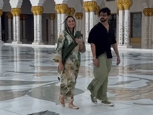 मस्जिद में जूते पहनने के आरोप पर भड़कीं सोनाक्षी सिन्हा:ट्रोलर्स को दिया करारा जवाब, बोलीं- ध्यान से देखो हम मस्जिद के बाहर हैं