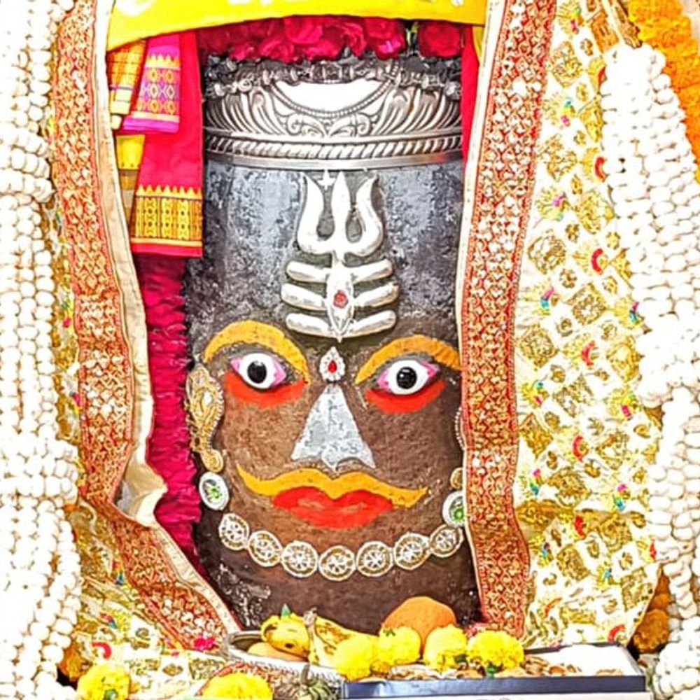 सोमवार भस्म आरती दर्शन:रजत त्रिशूल, त्रिपुण्ड और त्रिनेत्र अर्पित कर बाबा महाकाल का राजा स्वरूप में श्रृंगार किया