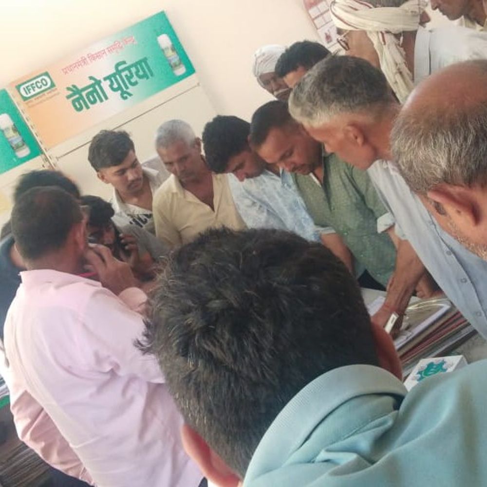 बागपत में खाद ले लिए लाइन लगी:किसानों की हो रही परेशानी, आलू बुवाई पर संकट गहराया