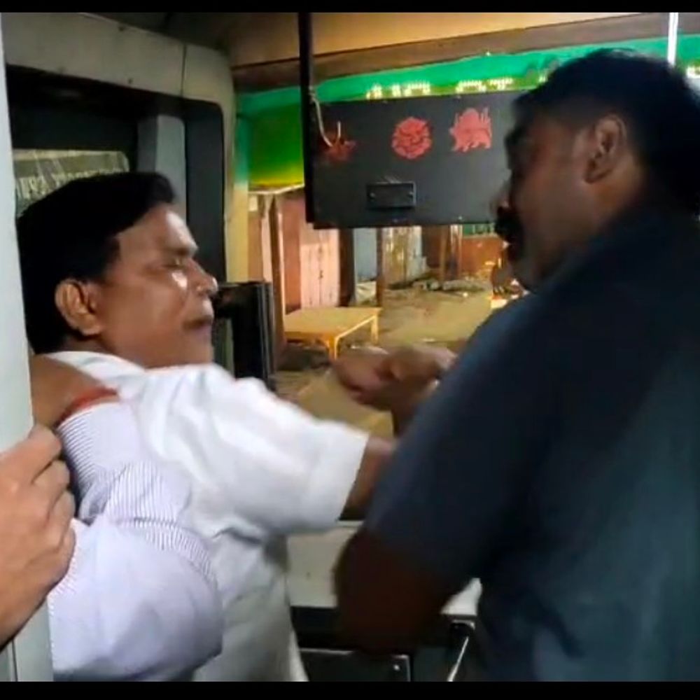 मऊ में जनरथ बस में हाथापाई:यात्री-कंडक्टर विवाद का वीडियो वायरल, टिकट को लेकर हुआ था झगड़ा