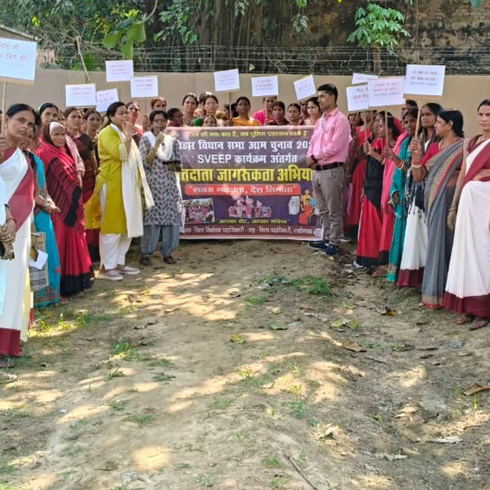 लखीसराय में मतदाता जागरूकता रैली:पॉलिटेक्निक कॉलेज से आंगनबाड़ी सेविका-सहायिकाओं ने किया पैदल मार्च