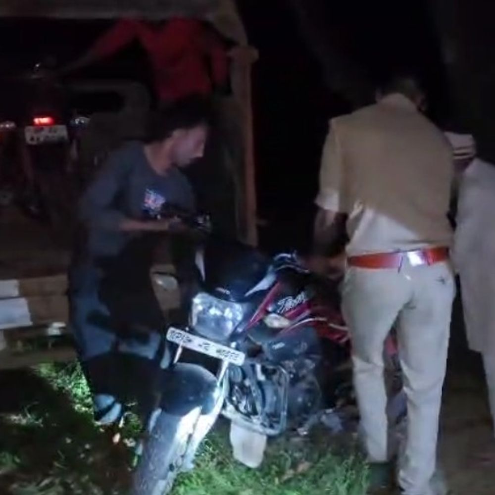 आम के बाग में जुए के अड्डे पर छापा:पुलिस को देख जुआरी फरार, 9 मोटरसाइकिल और 2 स्कूटी बरामद