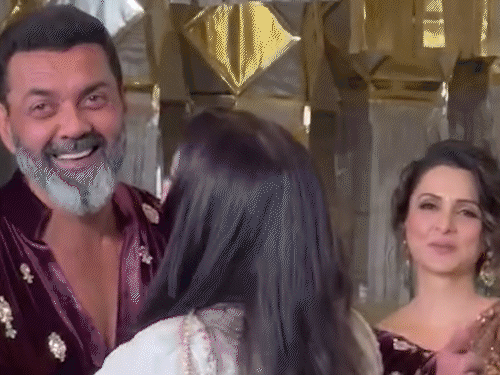 'सोल्जर’ के 25 साल बाद प्रीति-बॉबी देओल का रीयूनियन:मनीष मल्होत्रा की दिवाली पार्टी में गले मिलते आए नजर, एक्टर की पत्नी भी रहीं मौजूद