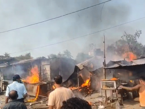 दुकान में आग के बाद 3 सिलेंडर में ब्लास्ट:बेतिया में धमाके के बाद 15 फीट दूर गिरे लोग, 4 झुलसे; 1KM दूर तक सुनाई दी आवाज