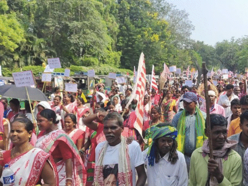 धनबाद में कुर्मी समाज की मांग का विरोध:  आदिवासी समाज ने निकाली पारंपरिक वेशभूषा में विशाल रैली, डीसी को सौंपा ज्ञापन – Dhanbad News