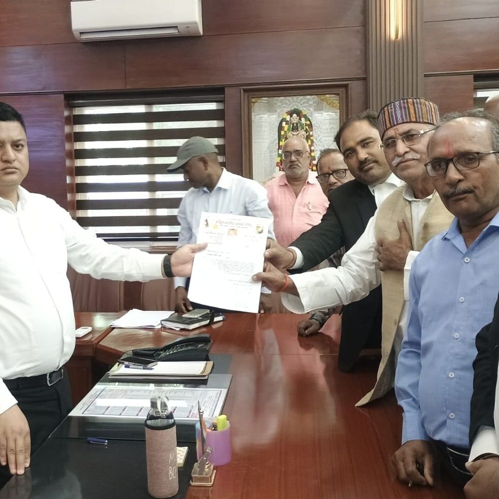 अयोध्या में अखिल चाणक्य परिषद ने डीएम को सौंपा ज्ञापन:आरक्षण को आर्थिक आधार पर लागू करने की मांग