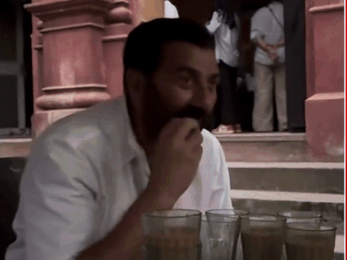 अमृतसर में बॉलीवुड एक्टर सनी देओल ने खाए समोसे:गोल्डन टेंपल में माथा टेकने के बाद दुकान पर पहुंचे, चाय पी; फिल्म की शूटिंग की