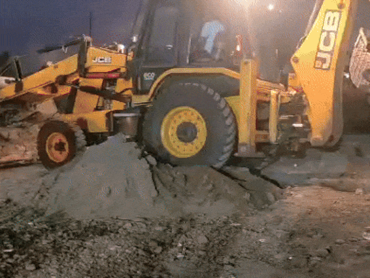 रतलाम में अवैध ढाबों पर चली जेसीबी:सुबह 4 बजे पुलिस फोर्स के साथ पहुंची टीम; 8 लेन के किनारे बना रखे थे ढाबे