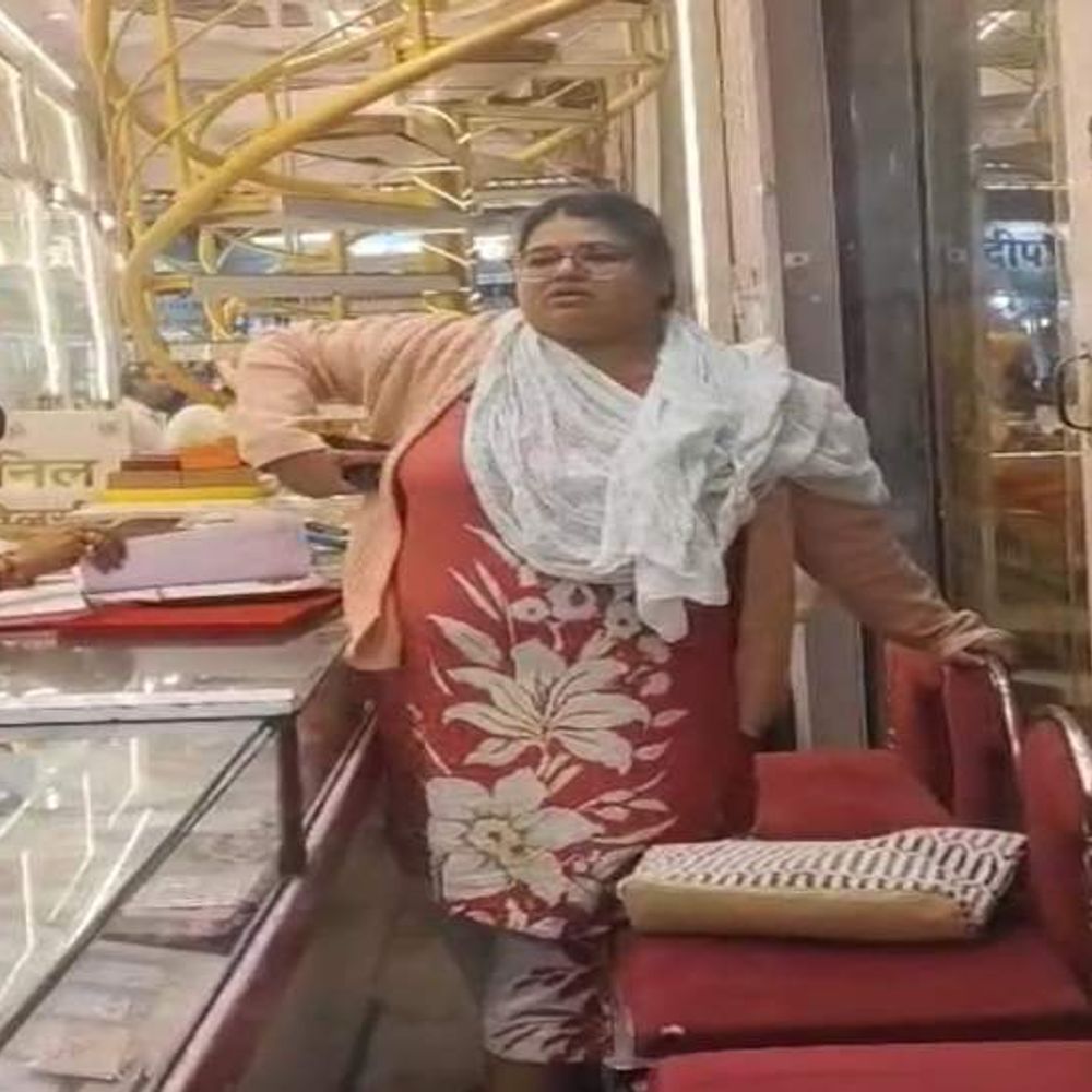 इंदौर सराफा बाजार में महिला ने किया हंगामा:ज्वेलरी दुकान का कांच तोड़ा, महिला पुलिसकर्मी के हाथ पर काटा; एफआईआर दर्ज