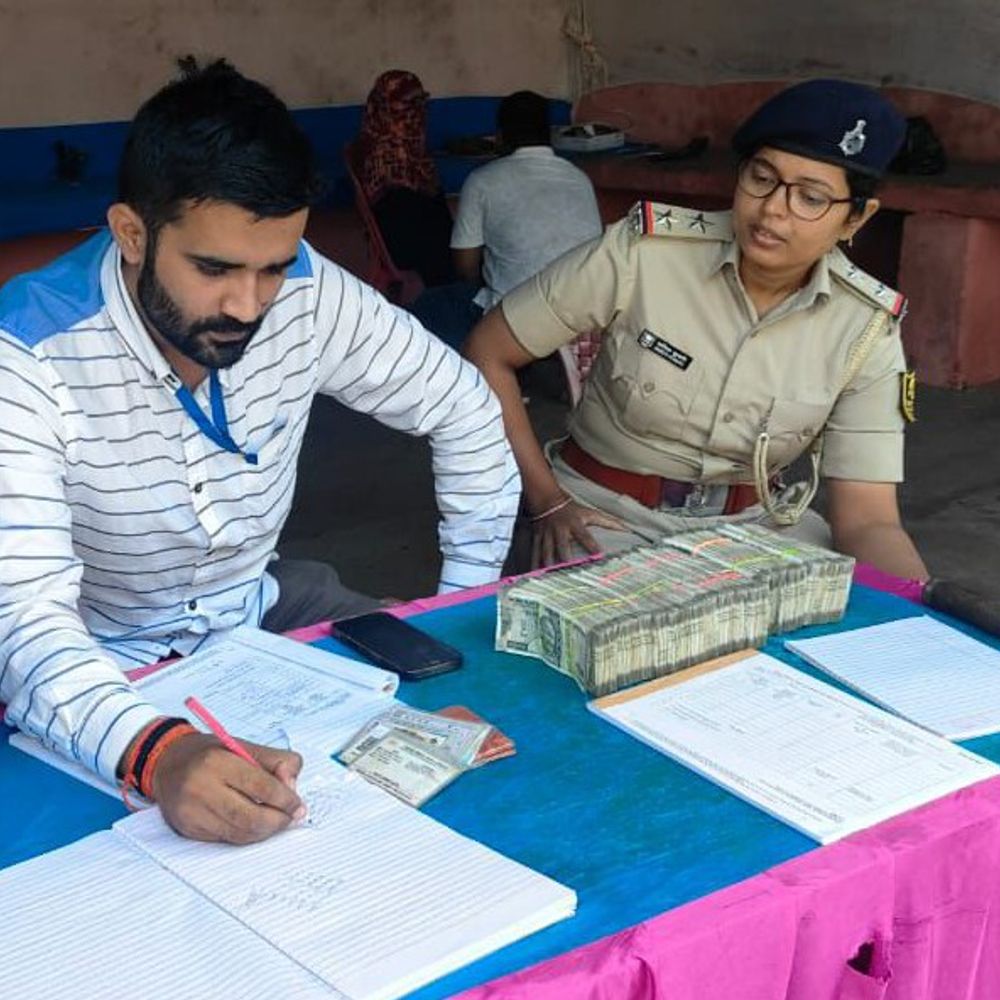 गोपालगंज में वाहन जांच के दौरान साढ़े बारह लाख बरामद:स्कार्पियो सवार महिला से पूछताछ जारी, सीवान जा रही थी