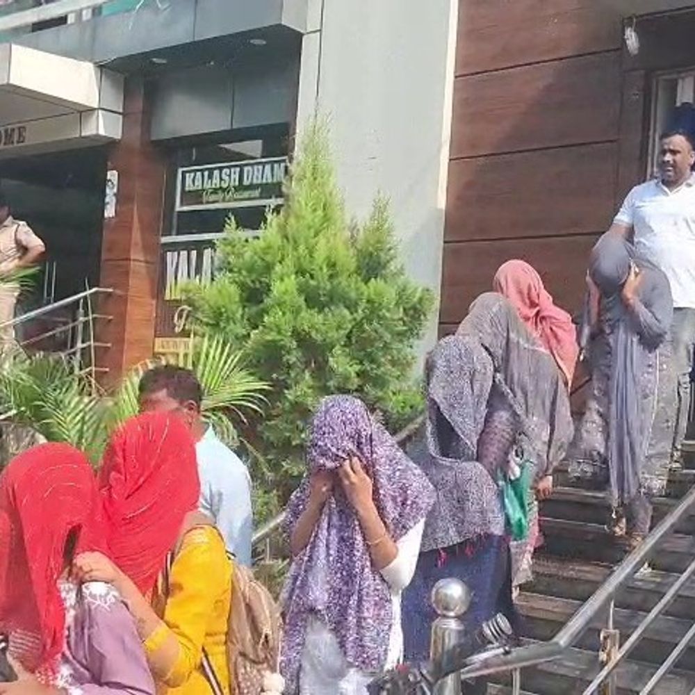 गिरिडीह में होटल कलश धाम में सेक्स रैकेट का भंडाफोड़:  कई युवक-युवतियां पकड़े गए, होटल सील; संचालक हिरासत में – Giridih News