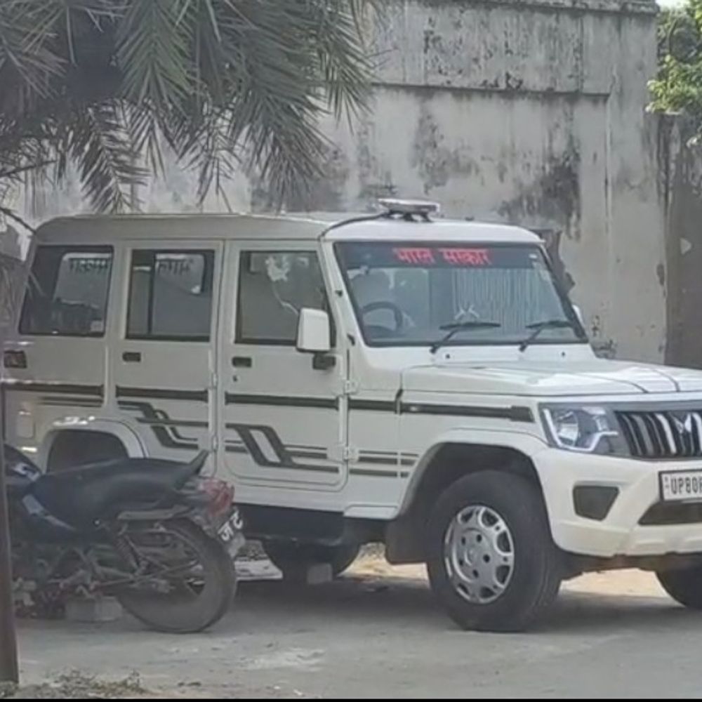 हाथरस में जीएसटी टीम का छापा:फूड फैक्ट्री पर हुई कार्रवाई, टीम ने खंगाले रिकॉर्ड