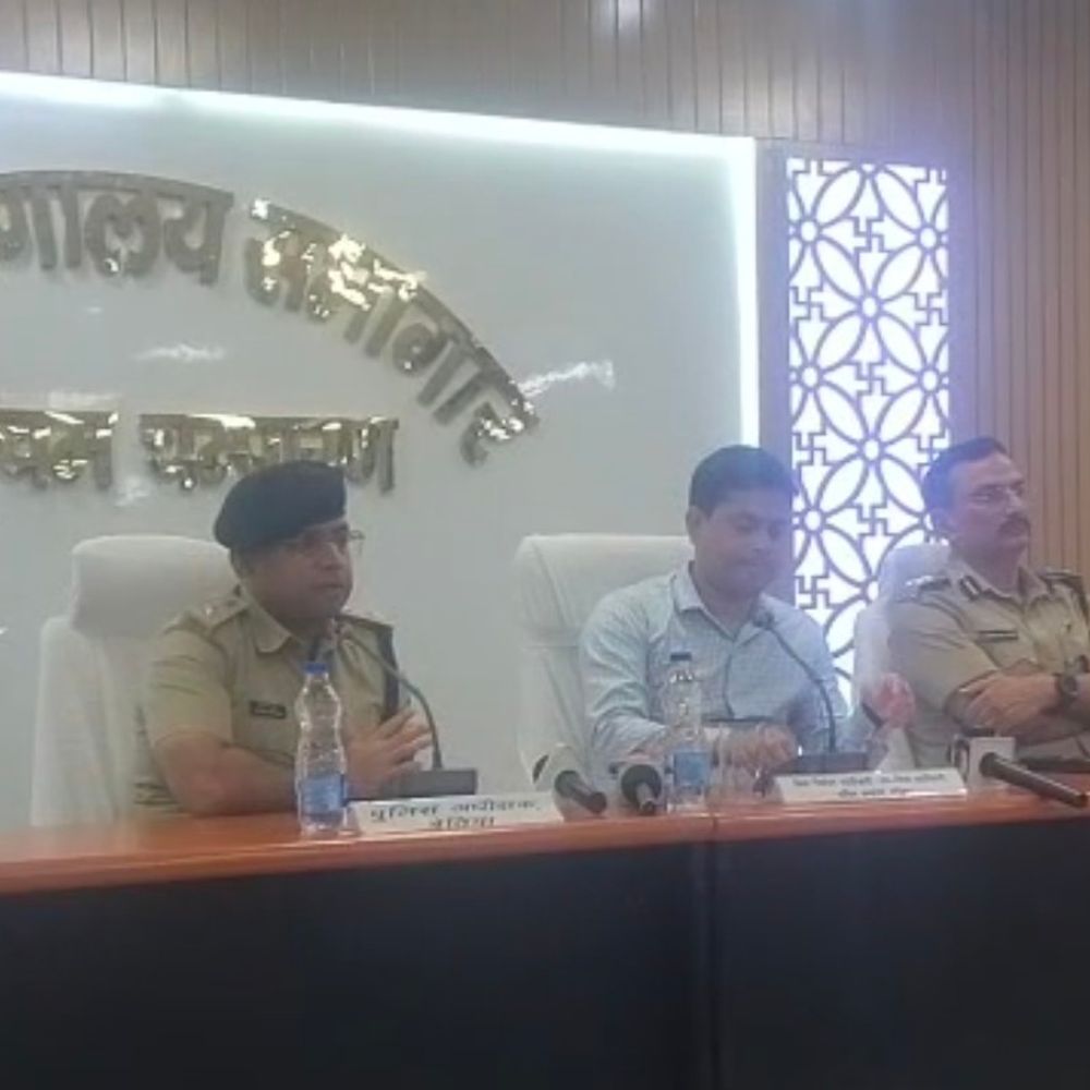पश्चिम चंपारण में निर्वाचन वेबकास्टिंग पर बैठक:मोबाइल सेवा प्रदाताओं को नेटवर्क सुधार के निर्देश