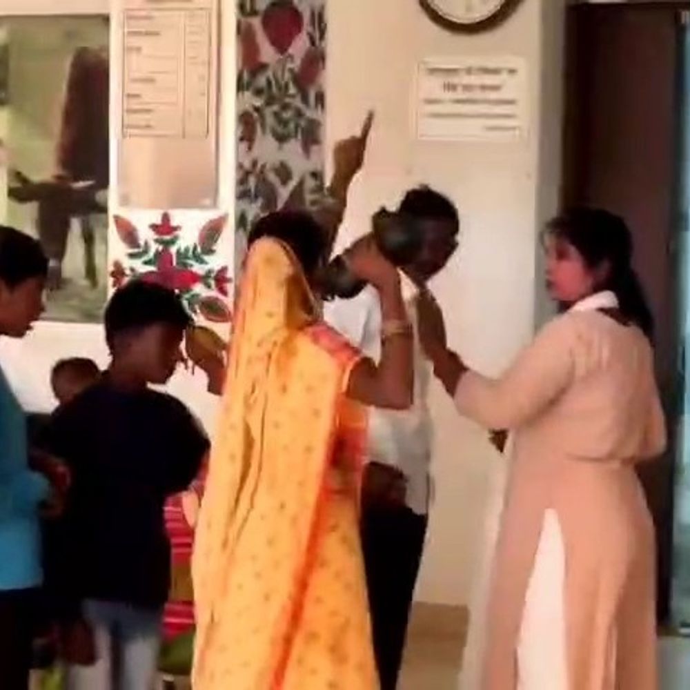 डीसी ऑफिस के सामने महिला ने किया आत्मदाह का प्रयास:  पुलिस ने बचाया, पैतृक भूमि पर अवैध कब्जे का लगाया आरोप – Hazaribagh News