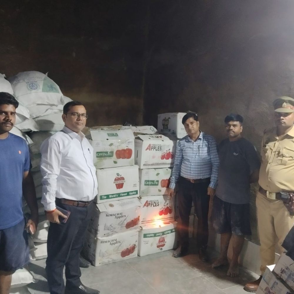 अयोध्या में खाद्य विभाग की छापेमारी:10 खाद्य पदार्थों के नमूने लिए गए, 1250 किलो चीनी जब्त
