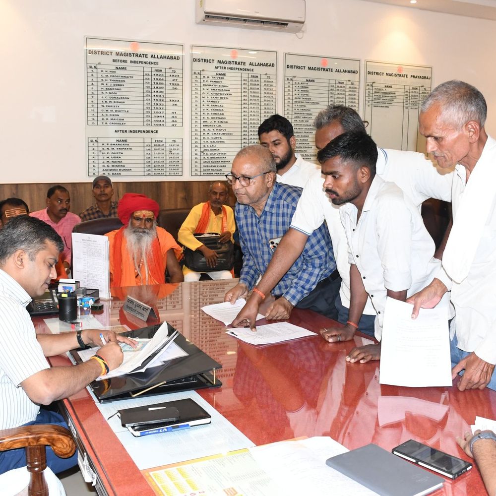प्रयागराज में 9-16 साल से कब्जाई 18 भूमियां मुक्त:जिलाधिकारी के निर्देश पर चला अतिक्रमण हटाओ अभियान