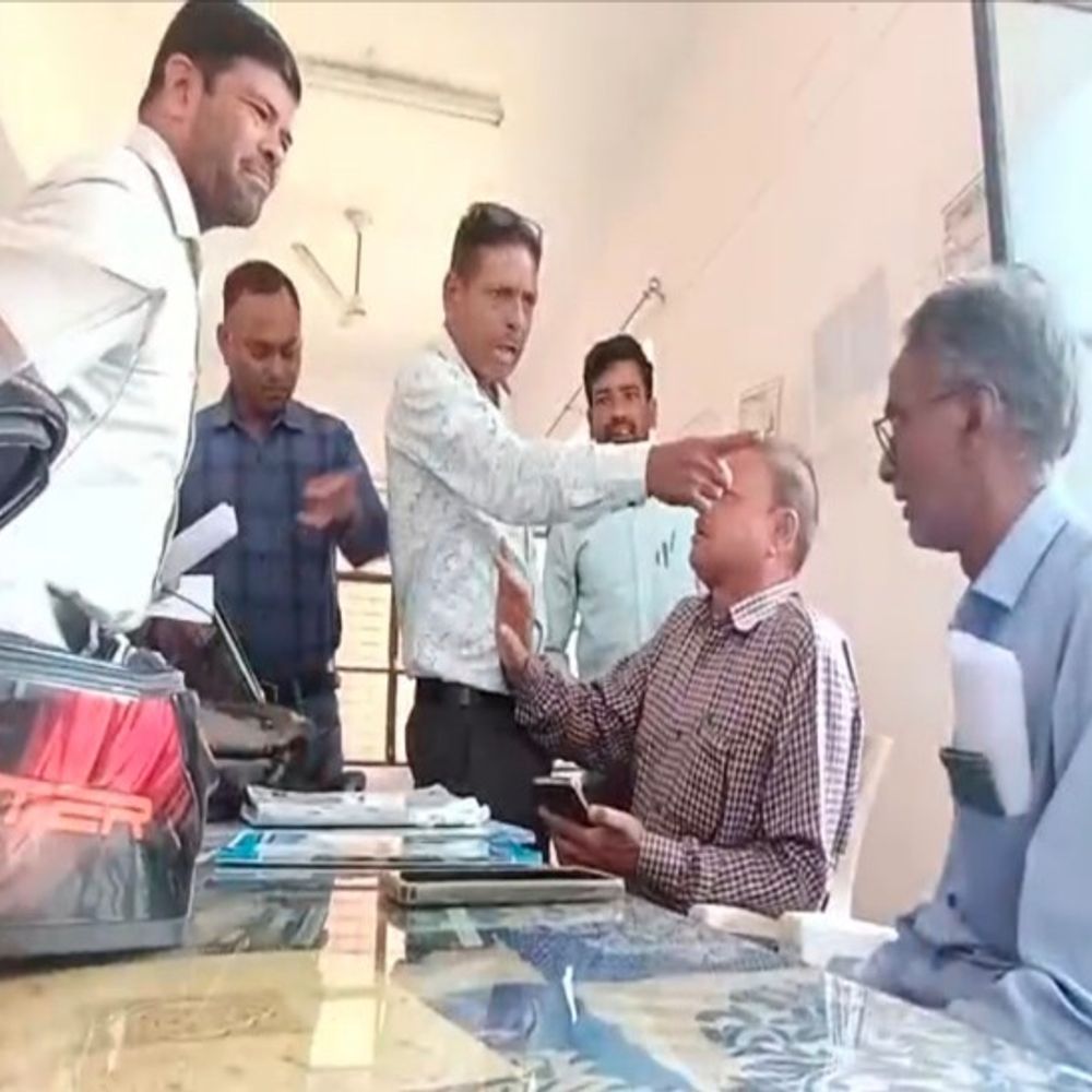 तहसील कार्यालय में लेखपाल से अभद्रता:दबंगों ने देख लेने की दी धमकी, अब तक नहीं की गई शिकायत