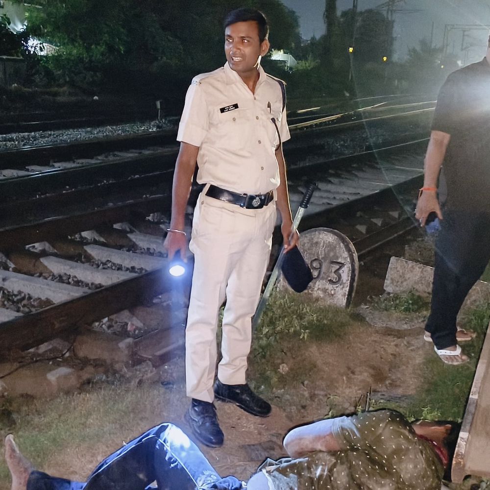 जमुई में ट्रेन की चपेट में आया ट्रक ड्राइवर, घायल:नशे में क्रॉसिंग पार करते समय हुई दुर्घटना, पुलिस ने बचाई जान