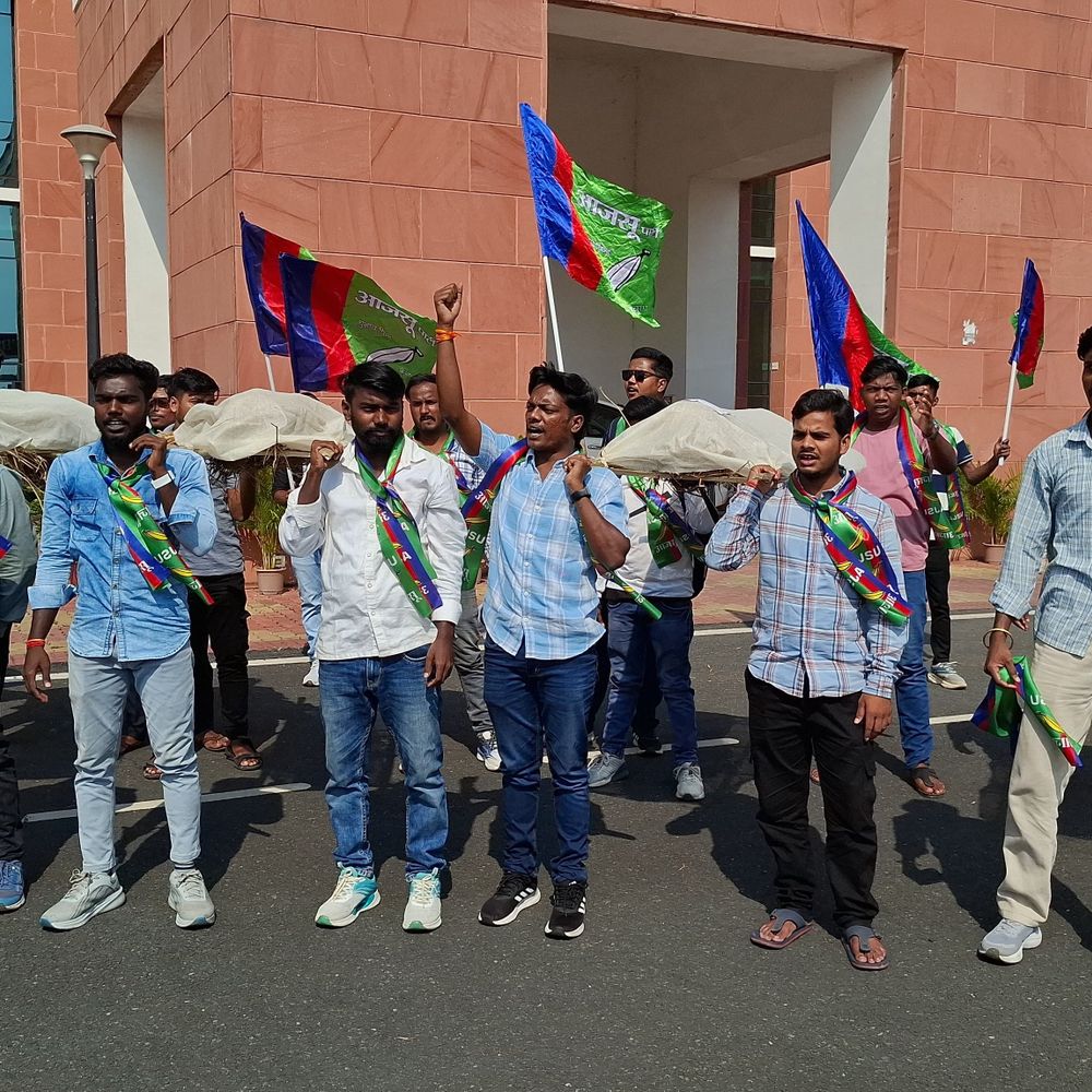 बीबीएमकेयू में छात्रों ने निकाली विश्वविद्यालय अधिकारियों की शव यात्रा:  पीएचडी नामांकन प्रक्रिया पर जताया विरोध, लगाया नारा – Dhanbad News