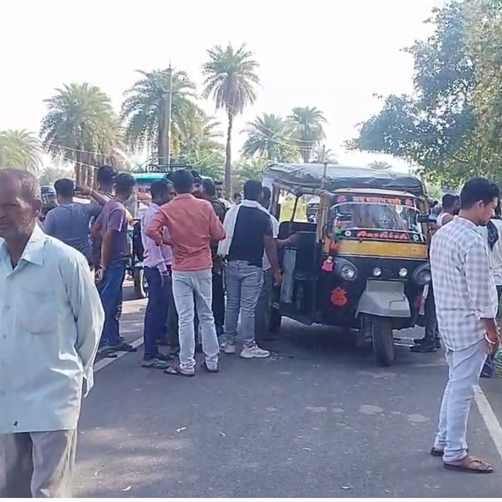 कोडरमा में ऑटो-मिनी ट्रक की टक्कर, एक की मौत:  ईंट भट्ठा जा रहे थे लोग, तीन अन्य गंभीर रूप से घायल – koderma News