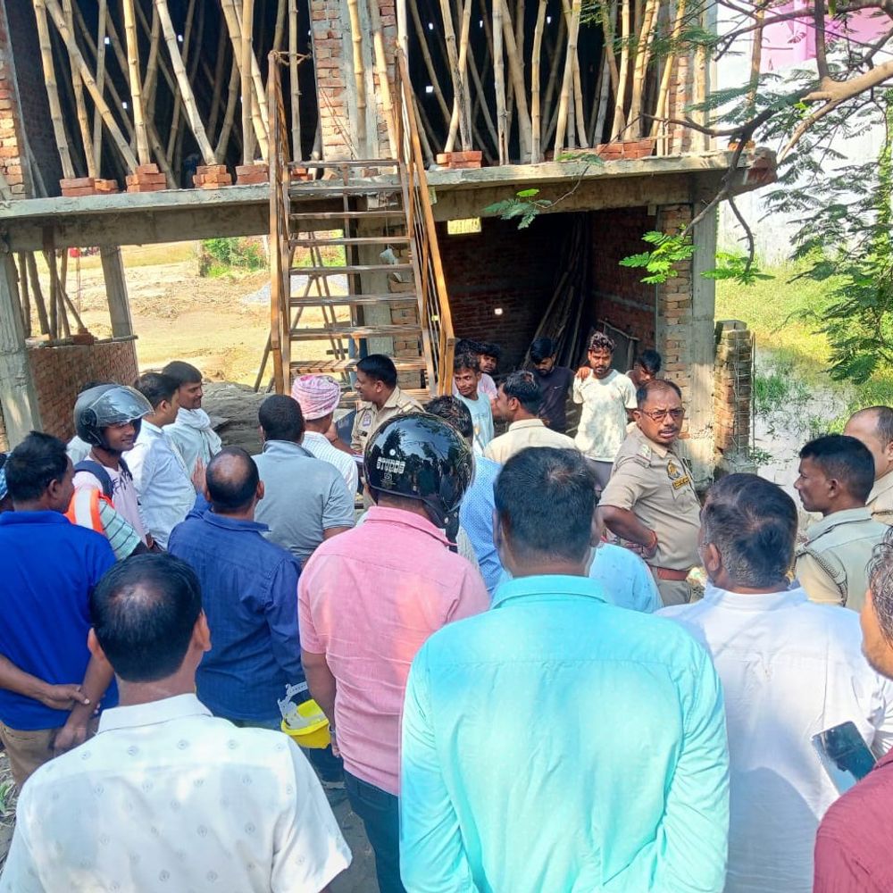 मऊ में निर्माणाधीन मकान के पास मिला शव:शिनाख्त की कोशिश करा रही पुलिस, हाथ में धनंजय नाम का टैटू