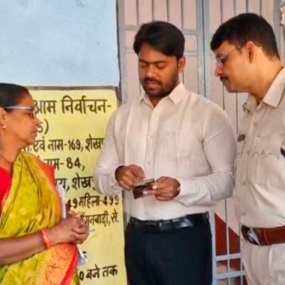 शेखपुरा में DM-SP ने मतदान केंद्रों का इंस्पेक्शन किया:बुनियादी सुविधाओं का जायजा लिया, ECI NET ऐप की जानकारी ली