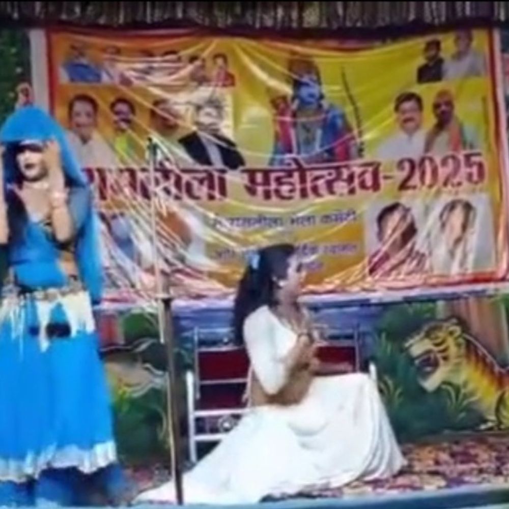 बदायूं में रामलीला मंच पर अश्लील डांस का VIDEO:धार्मिक आयोजन की मर्यादा भंग, आरोपियों की तलाश जारी