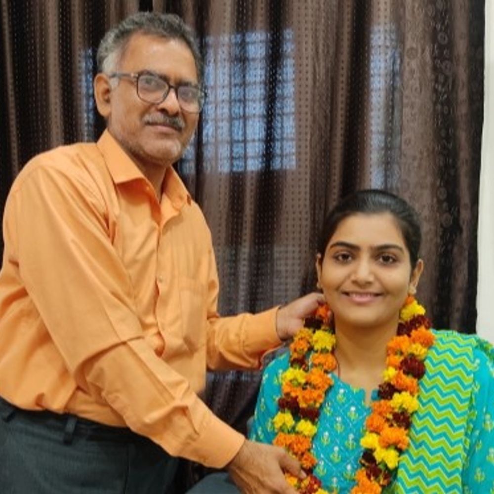 मां का हुआ निधन,20 दिन बाद था RAS का इंटरव्यू:  खैरथल-तिजारा की यशी की 154वीं रैंक, बोली- मां चाहती थी अधिकारी बनूं, उन्हीं को सफलता का श्रेय – Khairthal-Tijara News