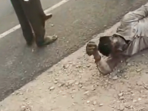जलती बस से कूदकर दौड़े थे पैसेंजर्स,जले हुए बैठे रहे;VIDEO:महिला चिल्लाई यहां एक लेडीज है, पहले उन्हें ले जाओ, हिम्मत करो एम्बुलेंस तक तो चलो
