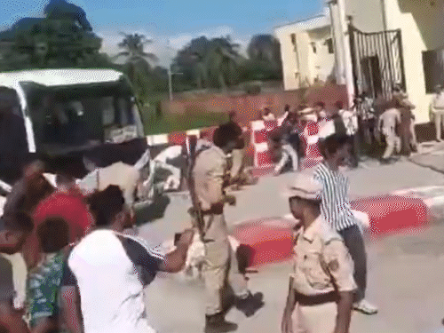 जुबीन गर्ग की मौत- आरोपियों के काफिले पर पत्थरबाजी:फैन्स ने आगजनी की, कई पुलिसकर्मी घायल; पांचों आरोपी न्यायिक हिरासत में भेजे गए