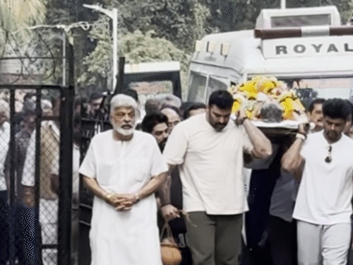 पंकज धीर का अंतिम संस्कार; इमोशनल हुए सलमान खान:भावुक बेटे निकितिन, मां अनीता के गले लगकर रोते दिखे