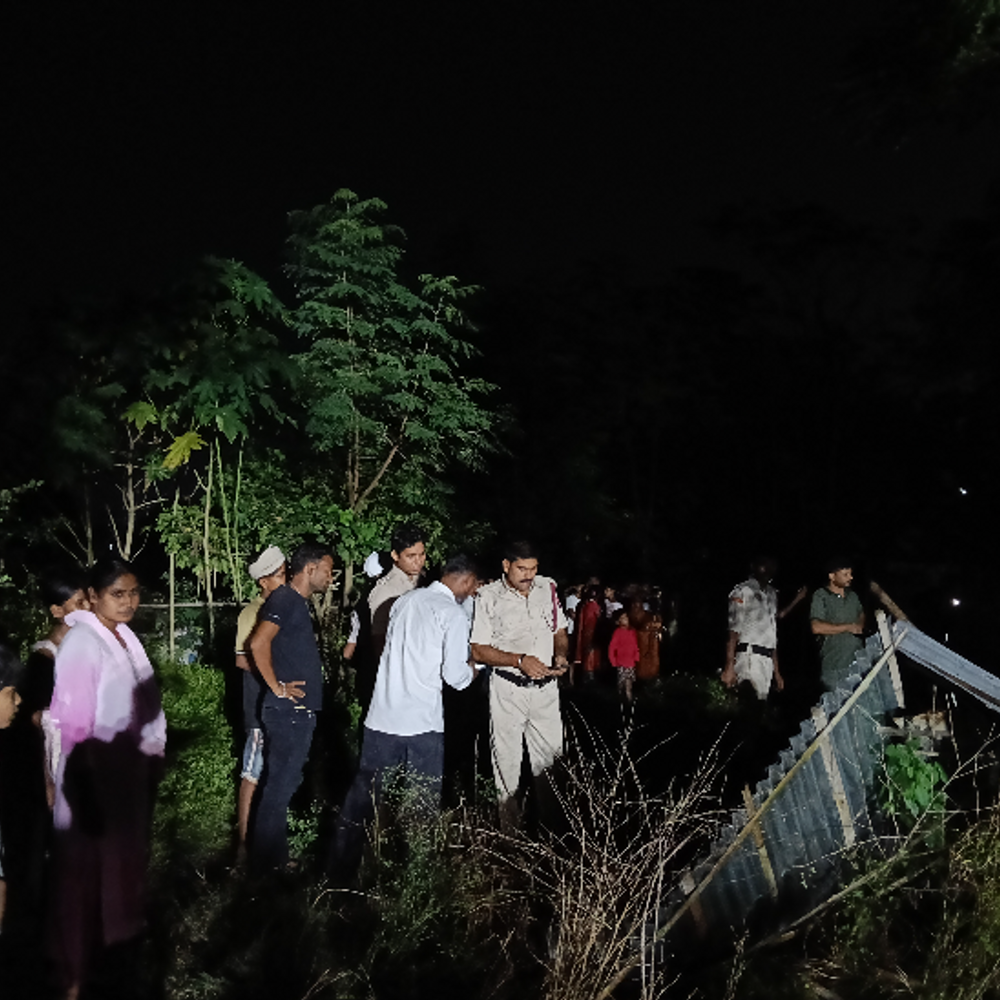 पूर्णिया में शॉर्ट सर्किट से तीन घरों में लगी आग:जेवरात, फ्रिज, टीवी जलकर राख; फायर ब्रिगेड की 2 गाड़ियों ने पाया काबू, 5 लाख का नुकसान