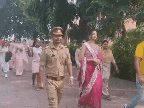मिस टीन यूनिवर्स की फाइनलिस्ट ने देखा ताजमहल:24 देशों की सुंदरियां पहुंची,  ताजमहल के इतिहास को जाना
