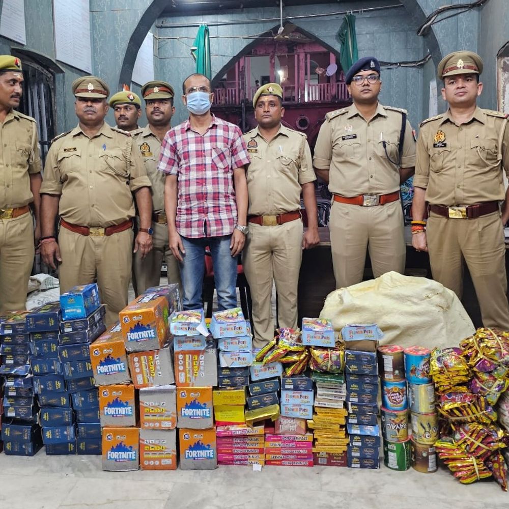 वाराणसी चौकबाजार से 170 किलो अवैध पटाखे बरामद:पुलिस ने दुकानदार को दबोचा, दीवाली पर देनी थी सप्लाई