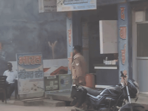 ललितपुर में हेड कॉन्स्टेबल ने युवक को थमाई राइफल:बच्ची पर तानी, एसपी ने निलंबित कर जांच के दिए आदेश