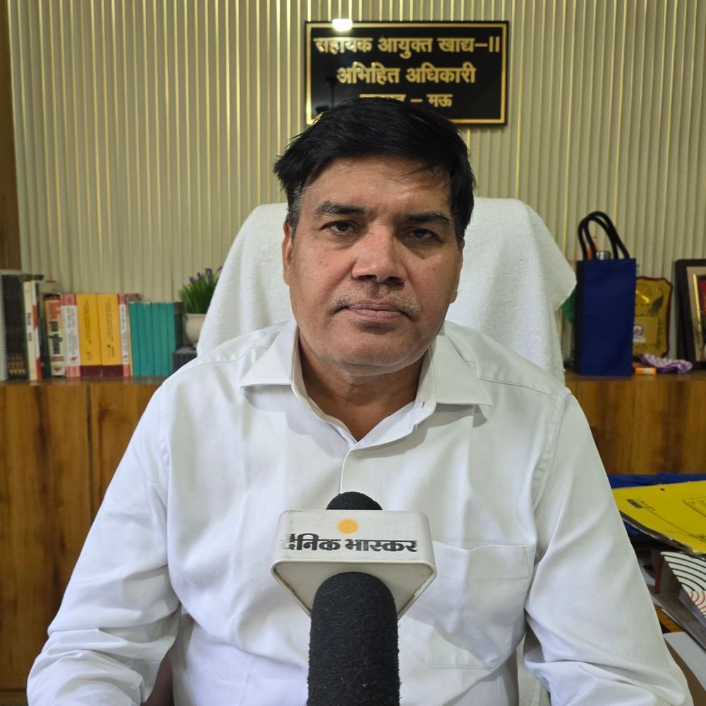 मऊ में मिलावटखोरों के खिलाफ विभाग अलर्ट:छापेमारी में 6 क्विंटल सामग्री नष्ट, 38 नमूने जांच को भेजे