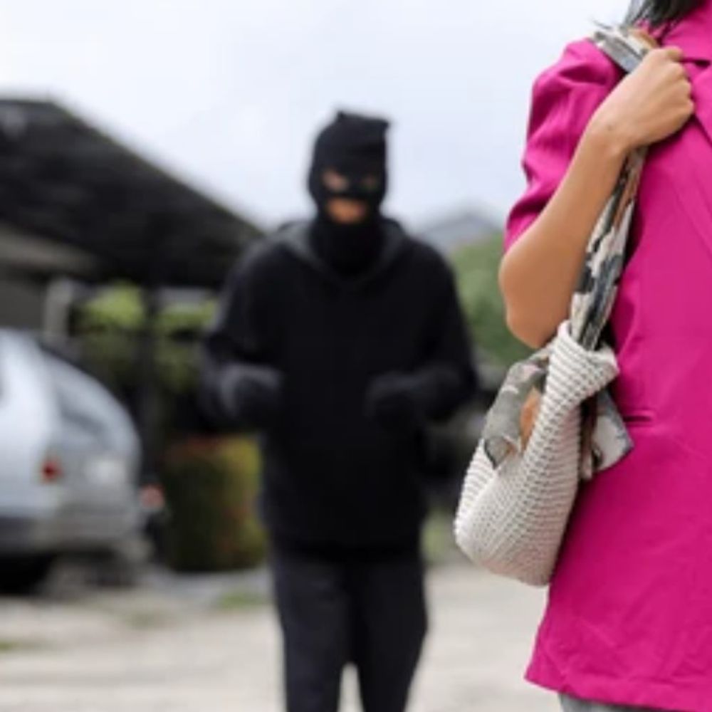 मेरठ में दिनदहाड़े 25 लाख की चोरी:नकाबपोश बदमाश ने 5 मिनट में कैश-ज्वेलरी उड़ाई, वारदात CCTV में कैद