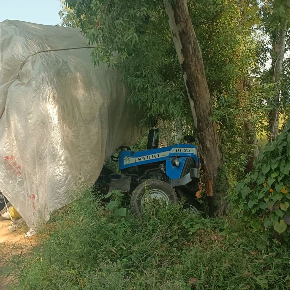 राजौंद में ट्रैक्टर का एक्सेल टूटा, ड्राइवर बाल-बाल बचा:  धान के छिलके से भरी ट्रॉली पलटी, कैथल से पानीपत जा रहा था – rajaund News