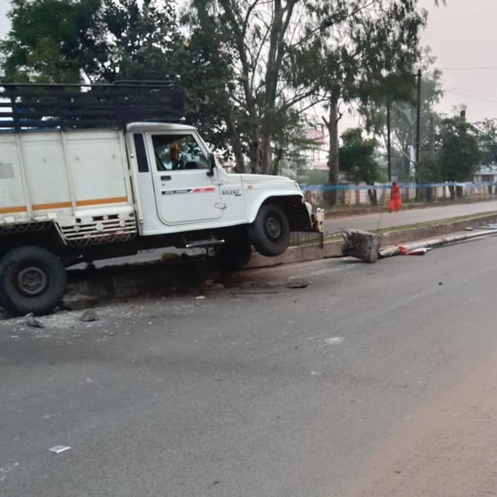 रायसेन में लोडिंग वाहन डिवाइडर पर चढ़ा, बिजली पोल गिरा:चालक ने पत्ता टूटने वजह बताई; अगला टायर भी पंचर हुआ