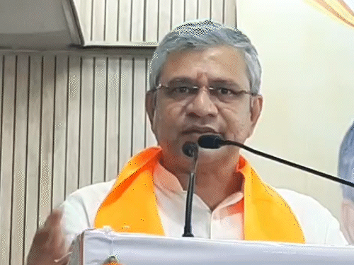 दादा के समय काम शुरू होता-पोते के समय तक चलता:  रेल मंत्री अश्विनी वैष्णव बोले-कांग्रेस के राज में यह हाल था, वंदे भारत में पानी नहीं हिला, लेकिन दुनिया हिल गई – Jaipur News