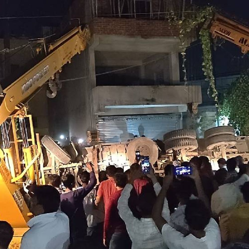 गयाजी में कटारी हिल रोड पर सीमेंट लदा हाईवा पलटा:बाइक सवार के दबे होने की आशंका, पुलिस की देरी पर फूटा लोगों का गुस्सा