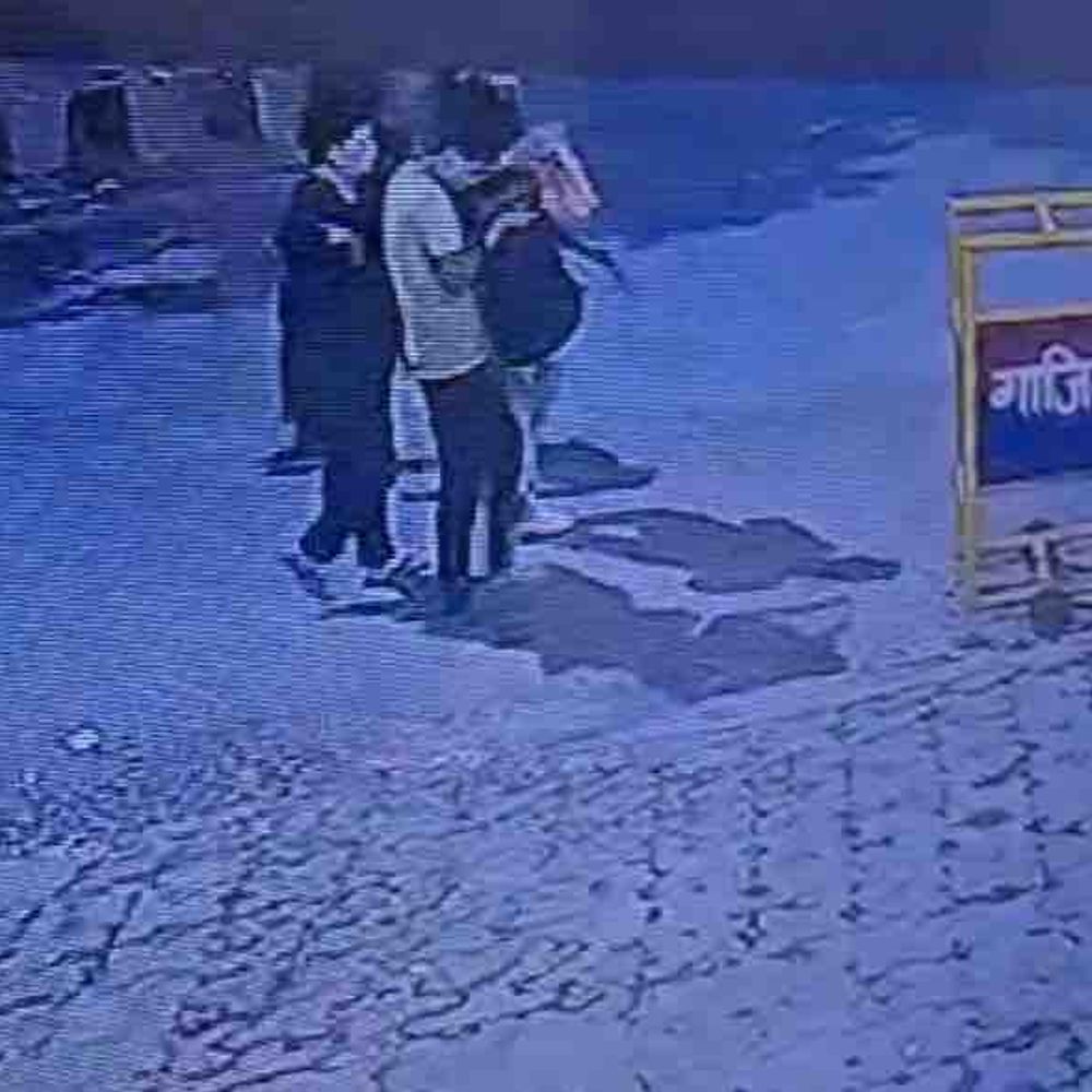 गाजियाबाद में महिला को हिप्नोटाइज कर लूटा:राजनगर एक्सटेंशन में CCTV में कैद हुई वारदात