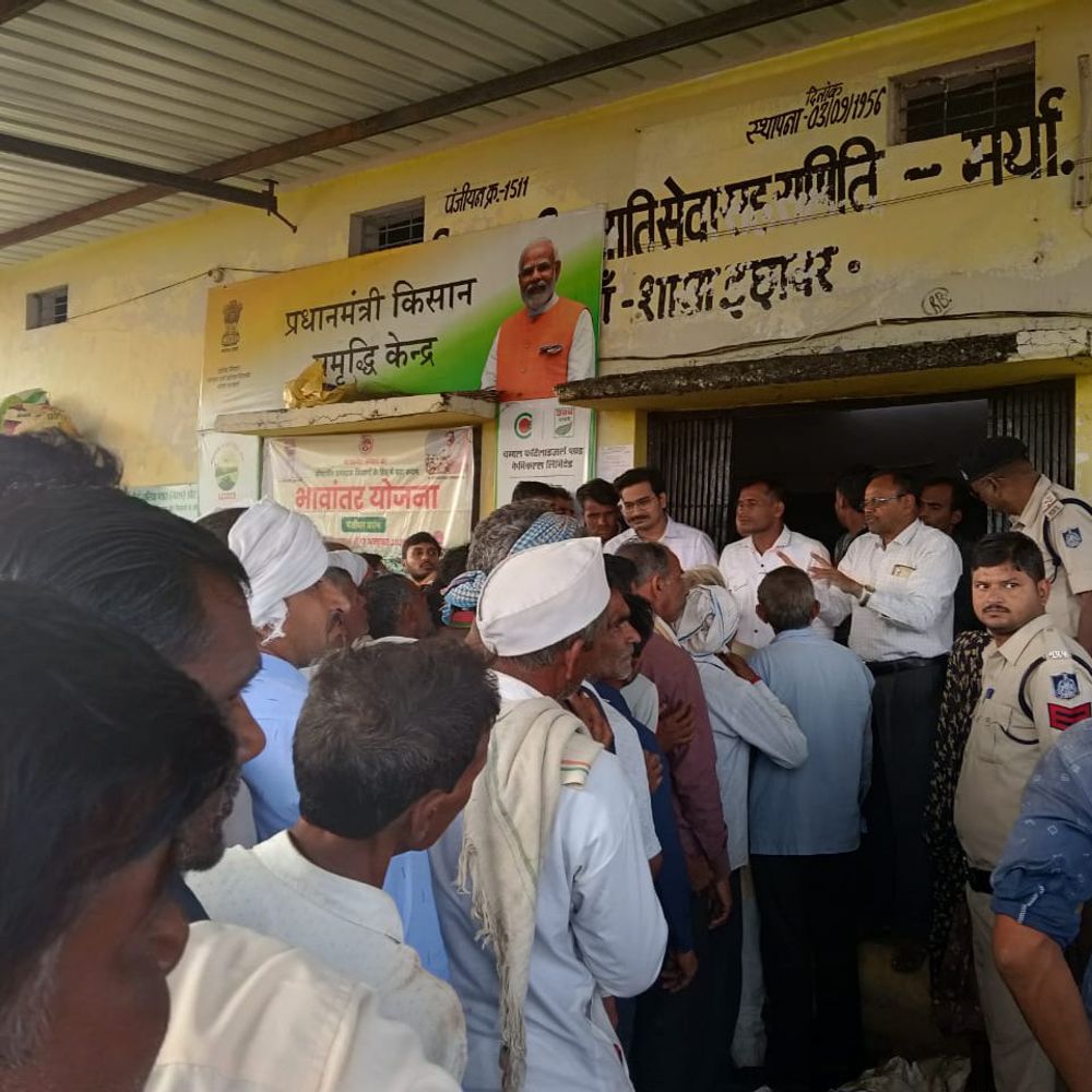 खाद के लिए रातभर लाइन में खड़े रहे किसान:सीहोर में किसान ने कहा खाद नहीं दे सकते तो जहर ही दे दो, हमें अन्नदाता से अंधेदाता बना दिया